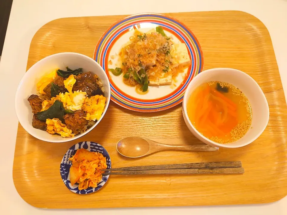 今日の夕食　サバ味噌煮缶の卵とじ丼、豆腐としらたきのチャンプルー、人参と玉ねぎのコンソメスープ|pinknari🐰🌈さん