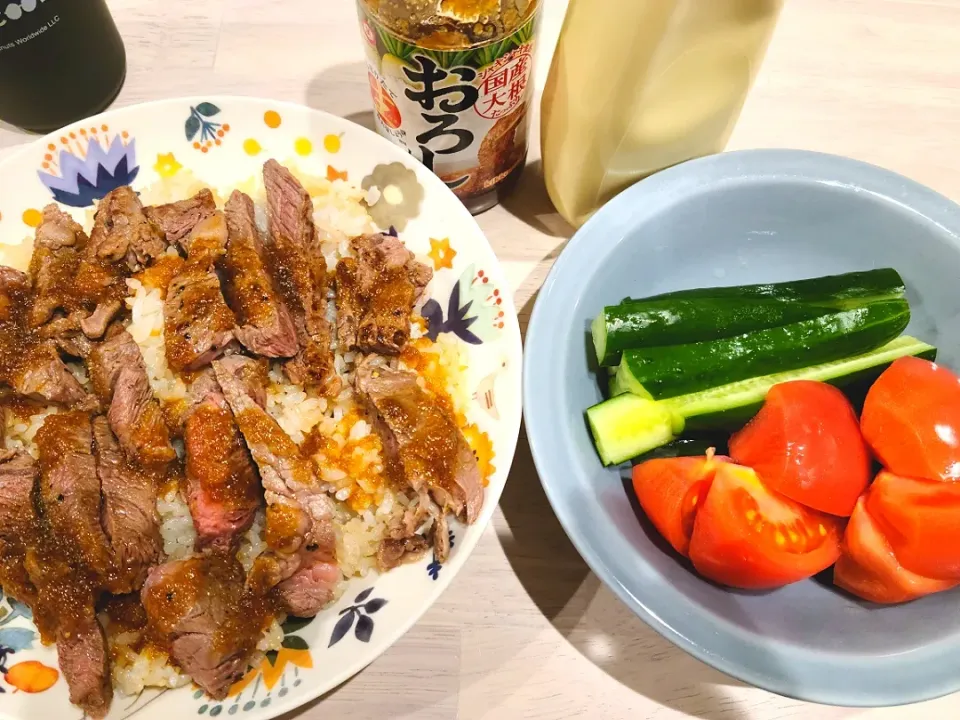 ステーキ丼とトマトときゅうり|コハクさん