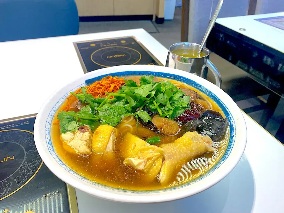 Cordyceps flower medicinal farm chicken with vermicelli soup|skyblueさん