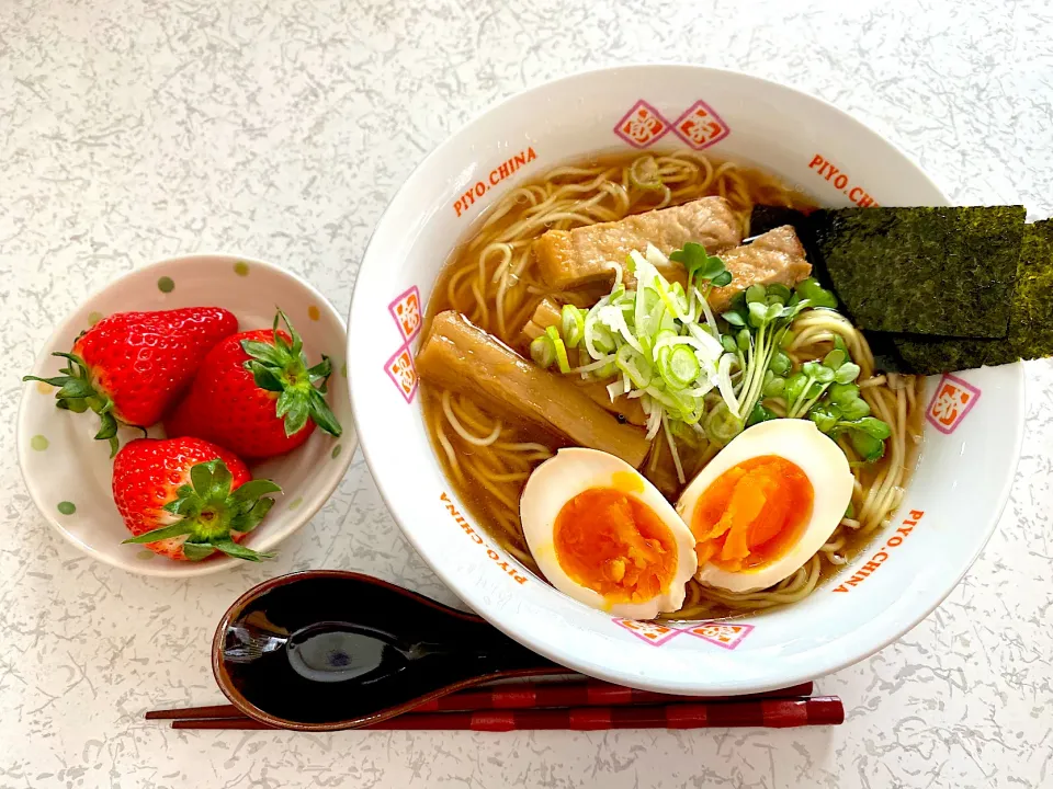 Snapdishの料理写真:比内地鶏ラーメンと苺♪|rin♪さん