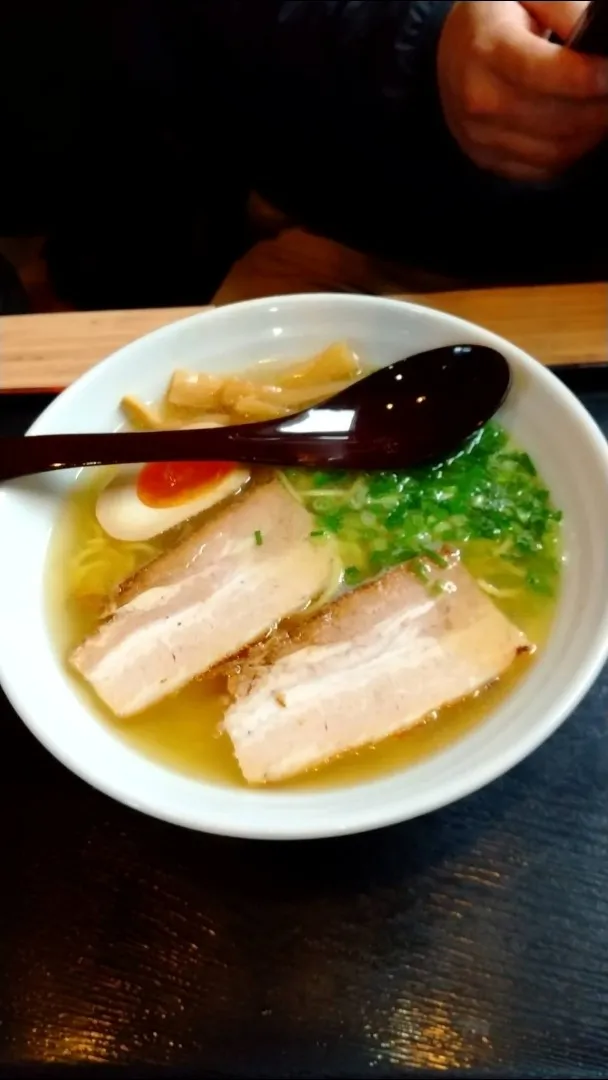 昔風ラーメン

塩あじであっさり🍜|Sakuraちゃんさん