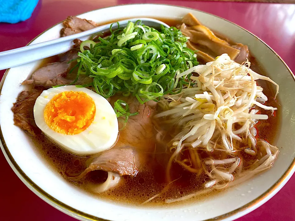 Snapdishの料理写真:醤油ラーメン特大🍜|buhizouさん