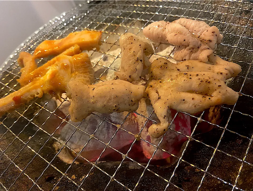 ホルモン焼き屋にてひとり焼肉|須佐 浩幸さん