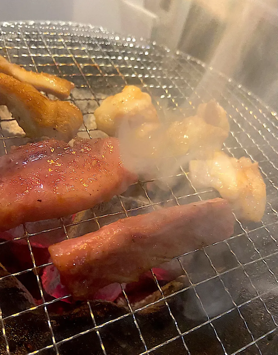 ホルモン焼き屋にてひとり焼肉|須佐 浩幸さん