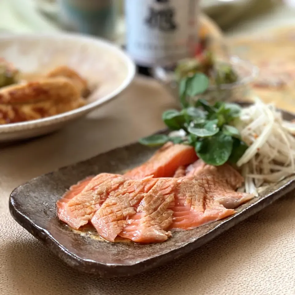 Snapdishの料理写真:炙りサーモンの漬けと玉ねぎのナムル🐟🧅🐟|ゆきぽん@ゆきの家飲み料理さん