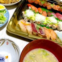 旦那さんの誕生日ﾟ+｡(σﾟ∀ﾟσ)⌒くら寿司持ち帰り、ジャーマンポテト風アヒージョ、サラダ、白菜とコーンのシチュー