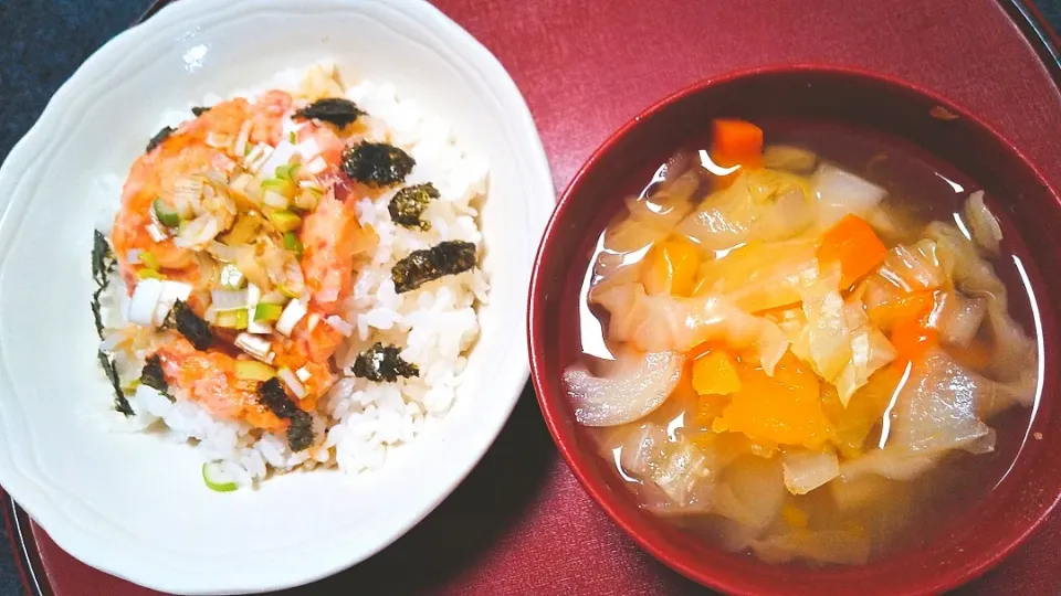 Snapdishの料理写真:海鮮丼と、野菜スープ|由紀子さん