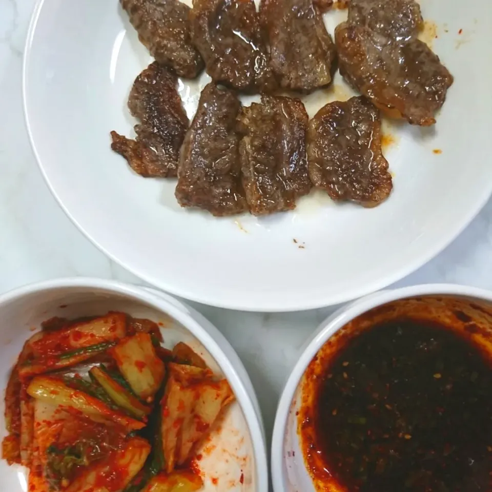 狸の宴シリーズ
夜中の焼肉w
肉の焼き方始め❗( ・`д・´)ゞ
一発め( ・∀・)っ撃ィ‼️
ちな、
タレ&ぶち込みヤンニョムは
共に狸家製です。
摘まみに青唐辛子の細切り添付❗
軽く逝ける辛さ～www

キムチは大阪のお気にな店の市販品。
(*´▽｀)っ🍻貴方に乾杯‼️
〆は韓国冷麺を用意しています。|タヌキさん