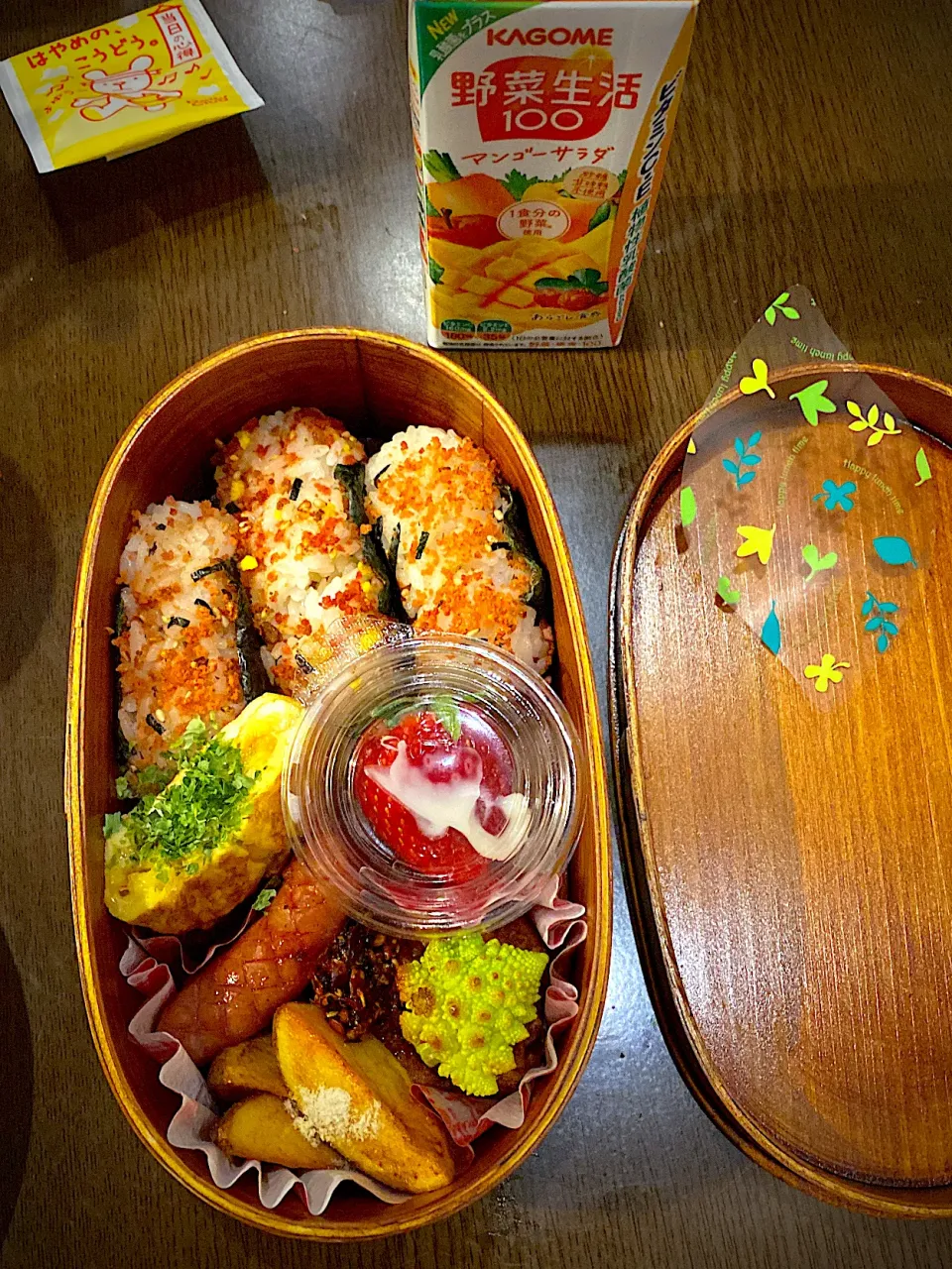 お弁当🍱　おむすび　牛肉たらこふりかけ　焼き海苔　フライドチキン　食べるラー油　フライドポテト　ポテトシーズニング　スパイシーチョリソーソテー　干し海老の出し巻き卵　焼カリフラワーロマネスク　苺　コンデンスミルク　野菜ジュース　ほうじ茶|ch＊K*∀o(^^*)♪さん