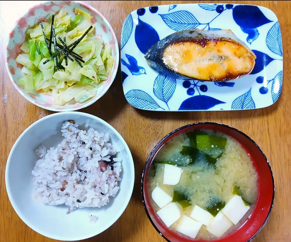 2022 0105　鮭の塩焼き　キャベツのナムル　豆腐とわかめのお味噌汁|いもこ。さん