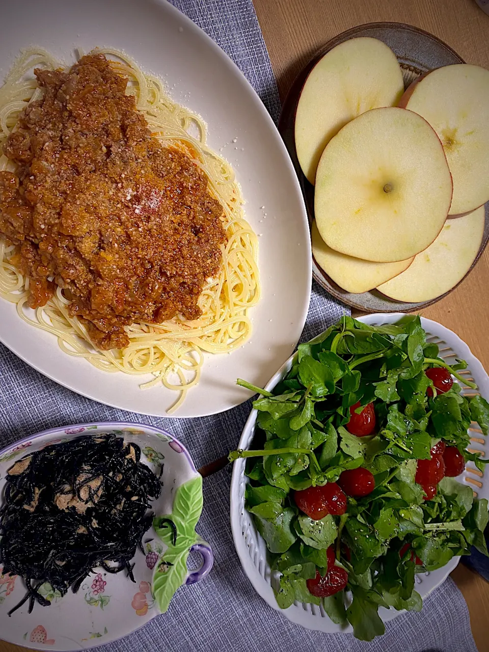 ミートソースパスタ、クレソンとトマトの赤ワイン煮のサラダ、なかしましほさんのひじき和え、りんご🍎|1614さん