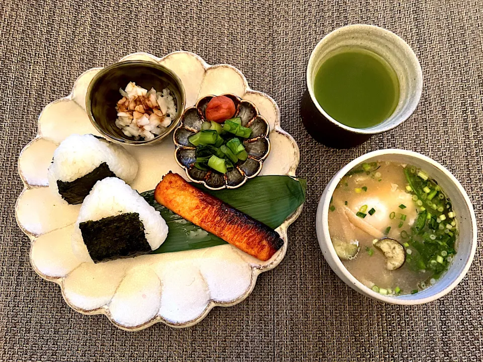 休日の朝ご飯🍙
⁡
●おにぎり🍙
●鮭ハラスの西京焼き
●茄子🍆と油揚げの月見お味噌汁
●野沢菜漬けと梅干し
●鬼おろし
●緑茶🍵|yokoさん