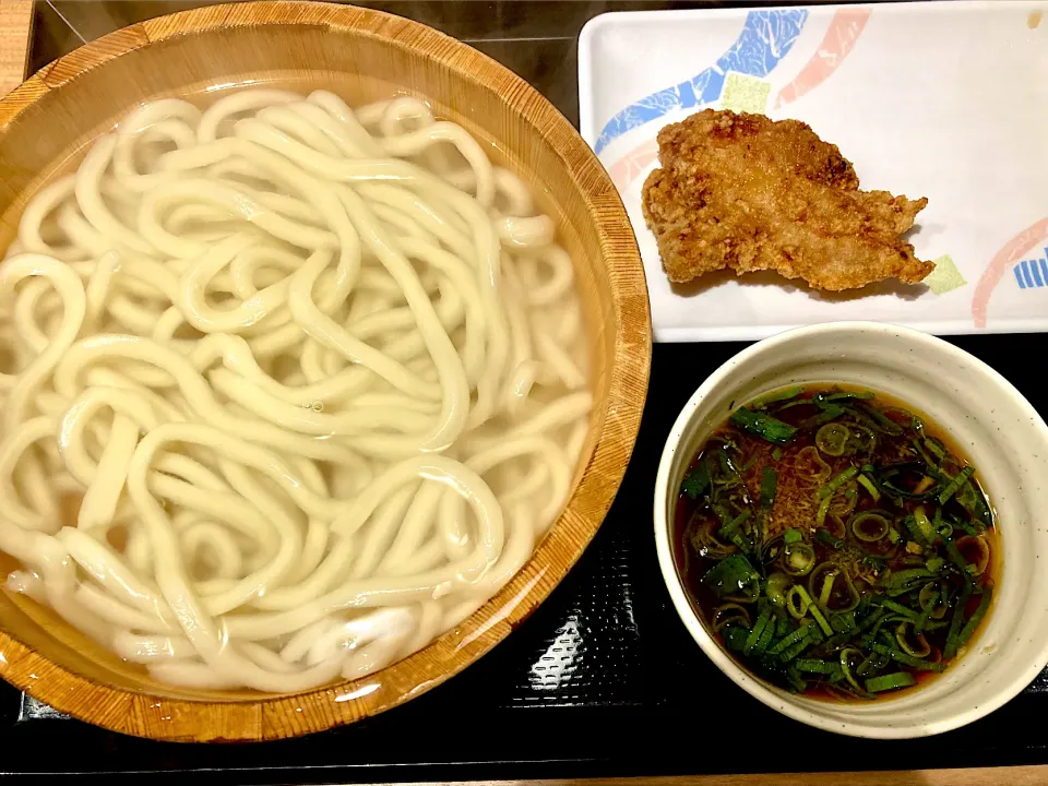 Snapdishの料理写真:自粛５日目、買物ついでの久々の外ランチ                                                           「釜揚げうどん・中津唐揚げ」|mottomoさん