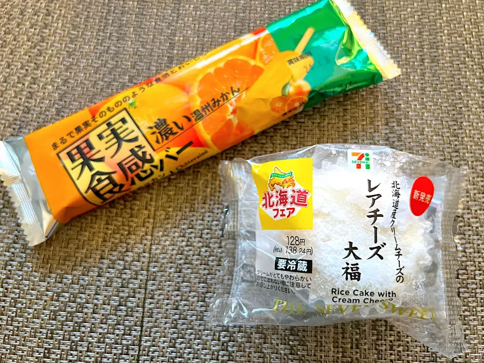 休日のおやつ🍧
⁡
シャトレーゼの『果実食感バー　濃い温州みかん』🍊と、
セブンイレブン『北海道産クリームチーズのレアチーズ大福』|yokoさん