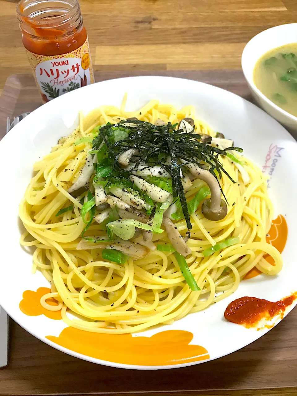 鯖の水煮缶の汁きのこパスタ×ハリッサ添え|morimi32さん