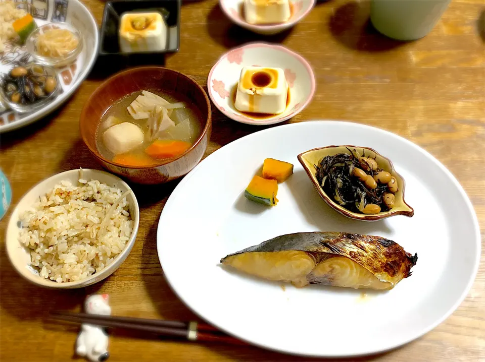 鰆の幽庵焼き・ひじきの煮物・南瓜の甘煮・冷奴・牛蒡ともち麦の炊き込みご飯・けんちん汁|ちびろ菌さん