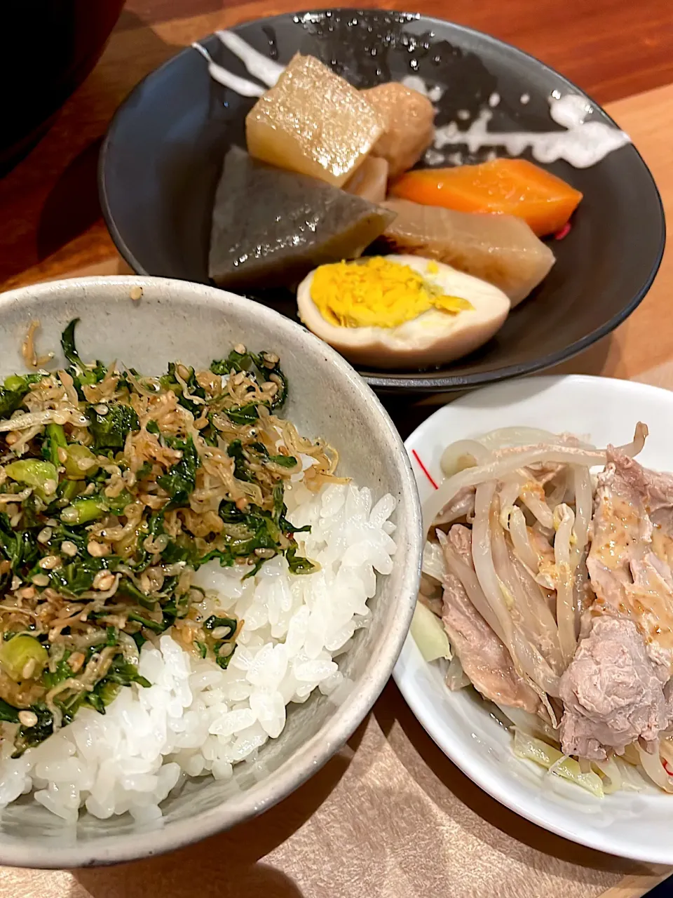 菜葉のふりかけご飯　豚もやし　おでん🍢|とゆあさん