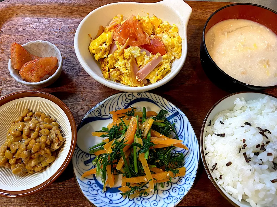 人参葉のナムルと、トマト卵の炒め物🤗|かおちゃんさん