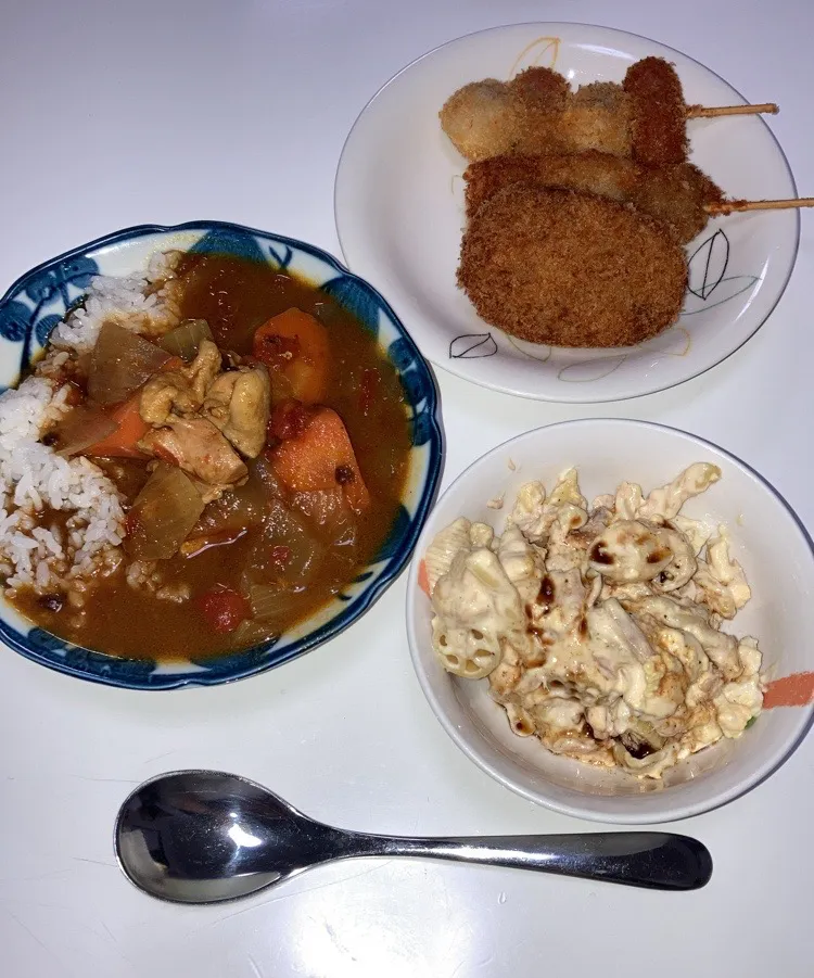 晩御飯🌟チキンのトマトカレー🌟マカロニサラダ🌟コロッケ盛り合わせ|Saharaさん