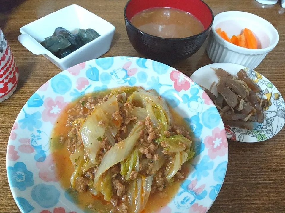 Snapdishの料理写真:麻婆白菜
なすの煮物
こんにゃくときのこのからし醤油炒め
なめこと豆腐の味噌汁
人参スティック|尚さん