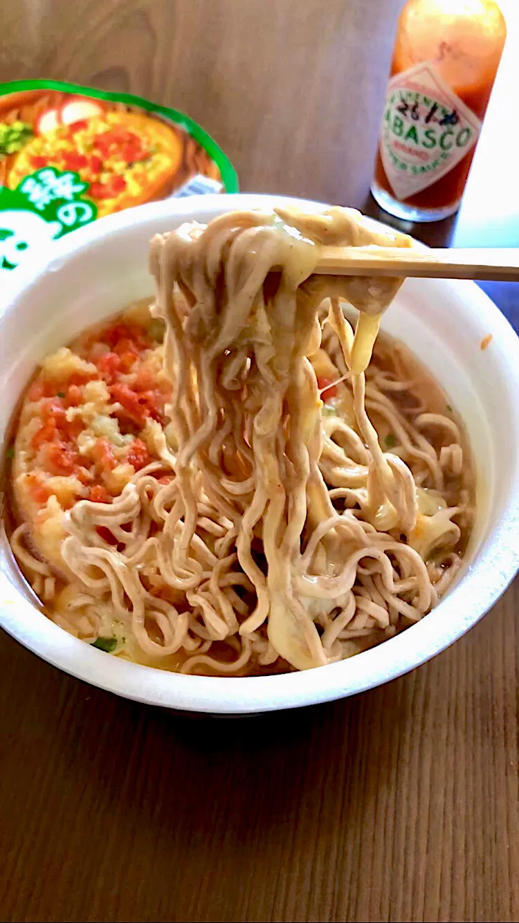 緑のたぬき🧀🌶チーズとタバスコでチーズそば 静岡駅在来線ホームの富士見そば風|ガク魁‼︎男飯さん