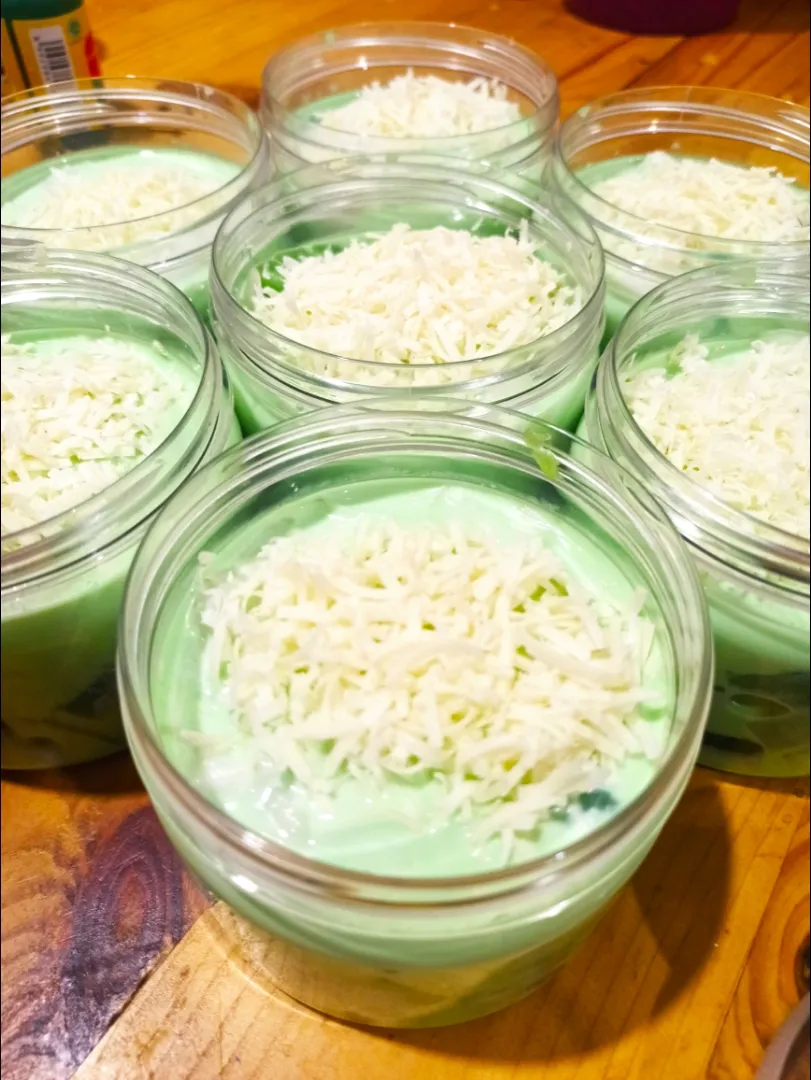 Buko Pandan.

It is a popular Filipino Dessert made using shredded young coconut, nata de coco and pandan jelly.

 Rich, creamy, and loaded with pandan flavor, this Filipino classic dessert is sure to be a crowd favorite.|siAdeMさん