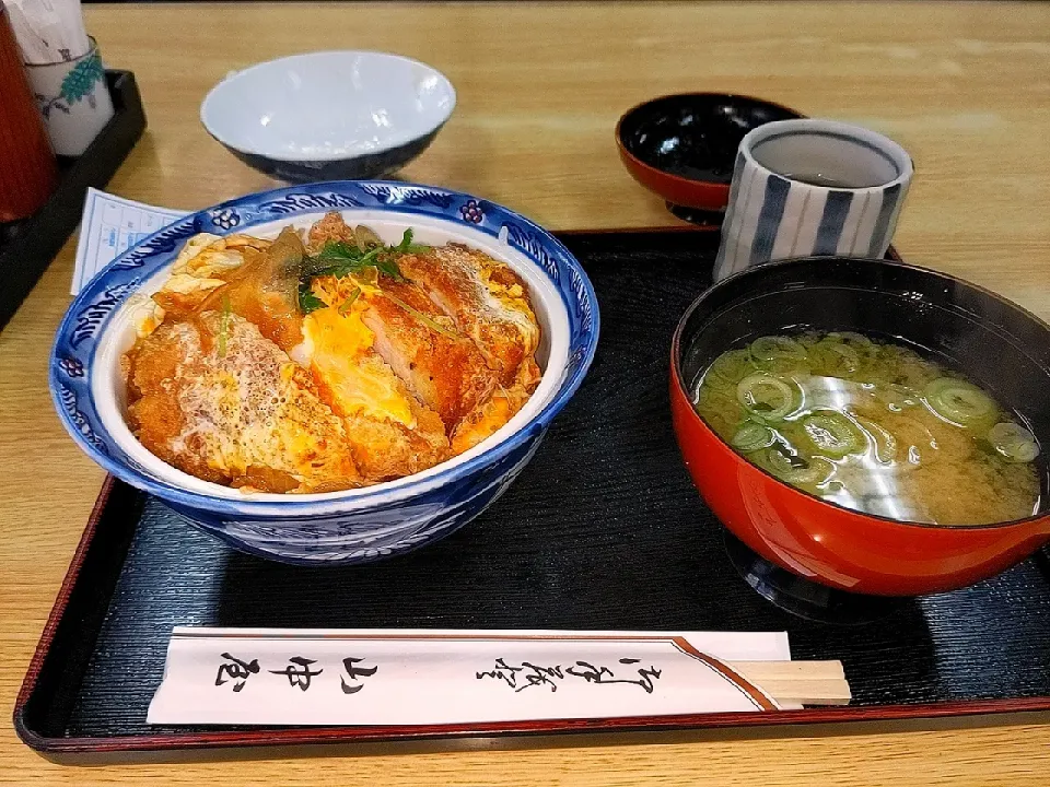 Snapdishの料理写真:夜勤明け昔からある警察署横の蕎麦屋テカツ丼|Tarou  Masayukiさん