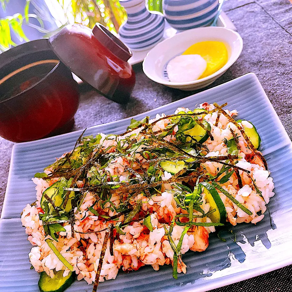 酢飯に混ぜるだけの簡単ランチ😋　　　　🐟サバ缶と梅肉のちらし寿司|Sの食卓さん