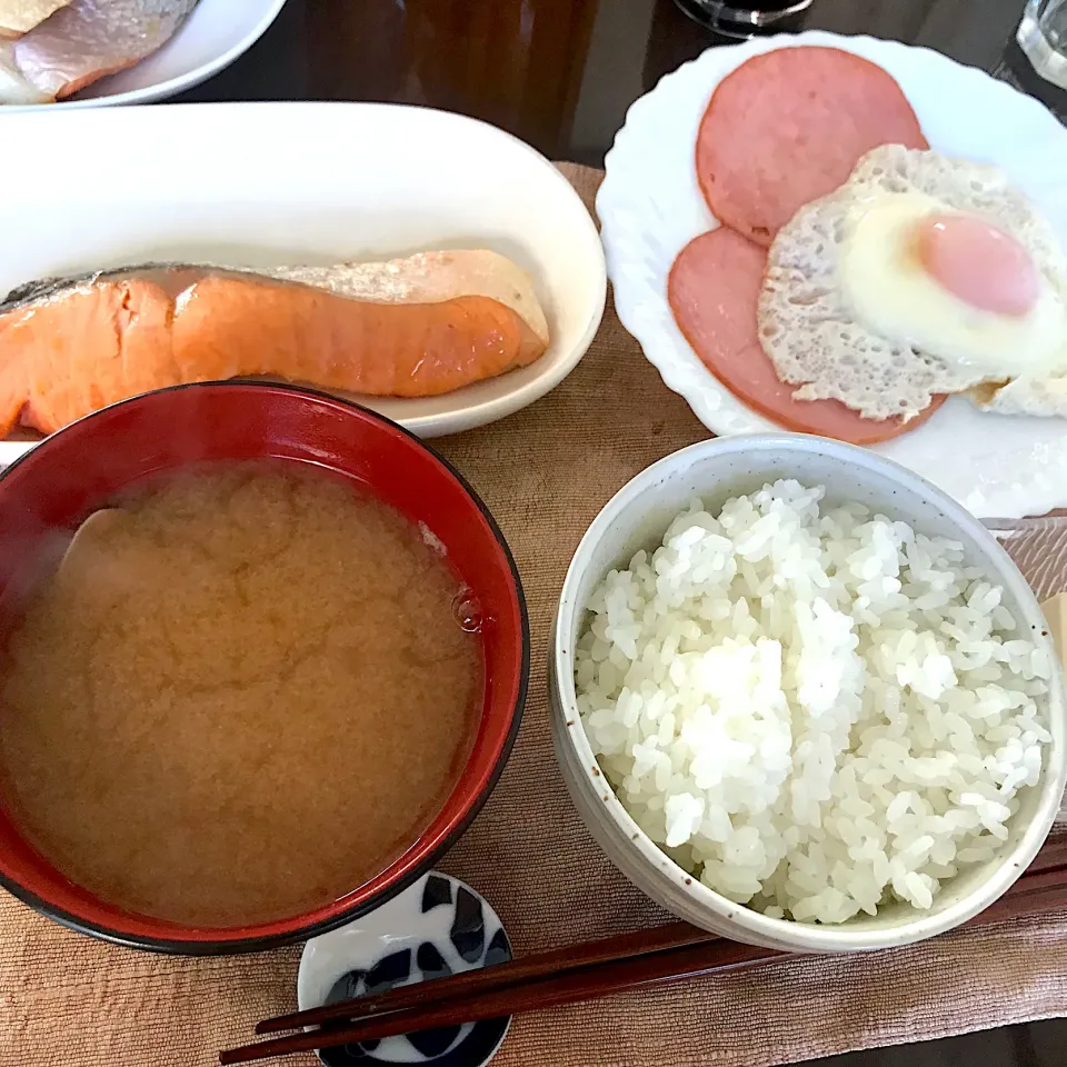 焼鮭、ハムエッグ、アサリのお味噌汁|純さん