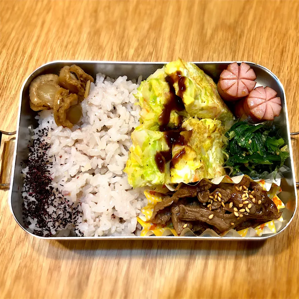 サラ弁　　　　　　　　　　　　　　　　　牛肉のタレ炒め　お好み焼き風卵焼き　春菊お浸し　ミニ帆立の佃煮風|じゅんさんさん