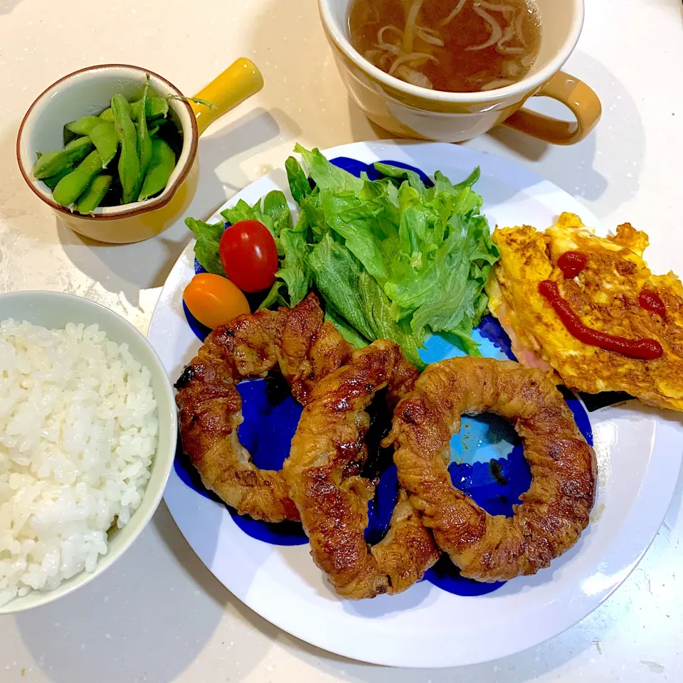 夜ご飯😃サラダ、スパニッシュオムレツ、トンデリング、枝豆、オニオンスープ|とまこ(*^o^*)さん