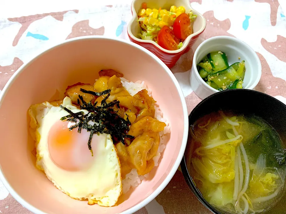 Snapdishの料理写真:焼き鳥丼　キュウリのさっぱり漬け　サラダ|ゆりえさん