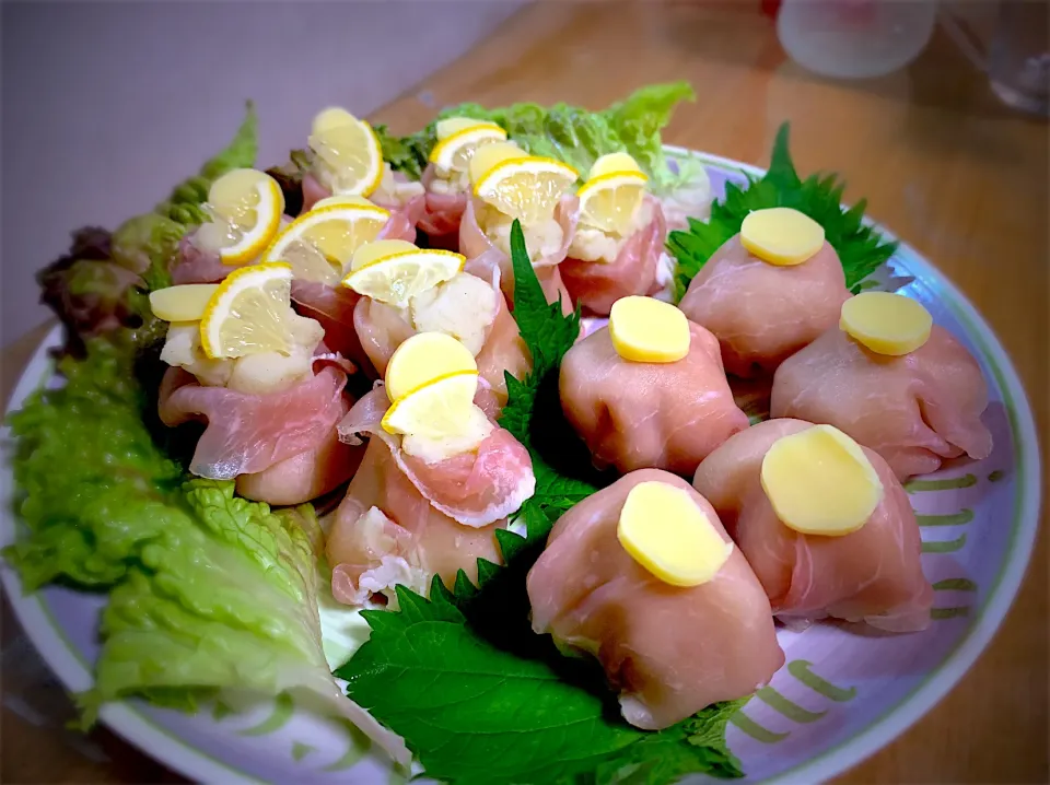 Snapdishの料理写真:マッシュポテトの生ハム巻き チーズ、レモン🍋のせ　(約280円とリーズナブル)|やまひろさん