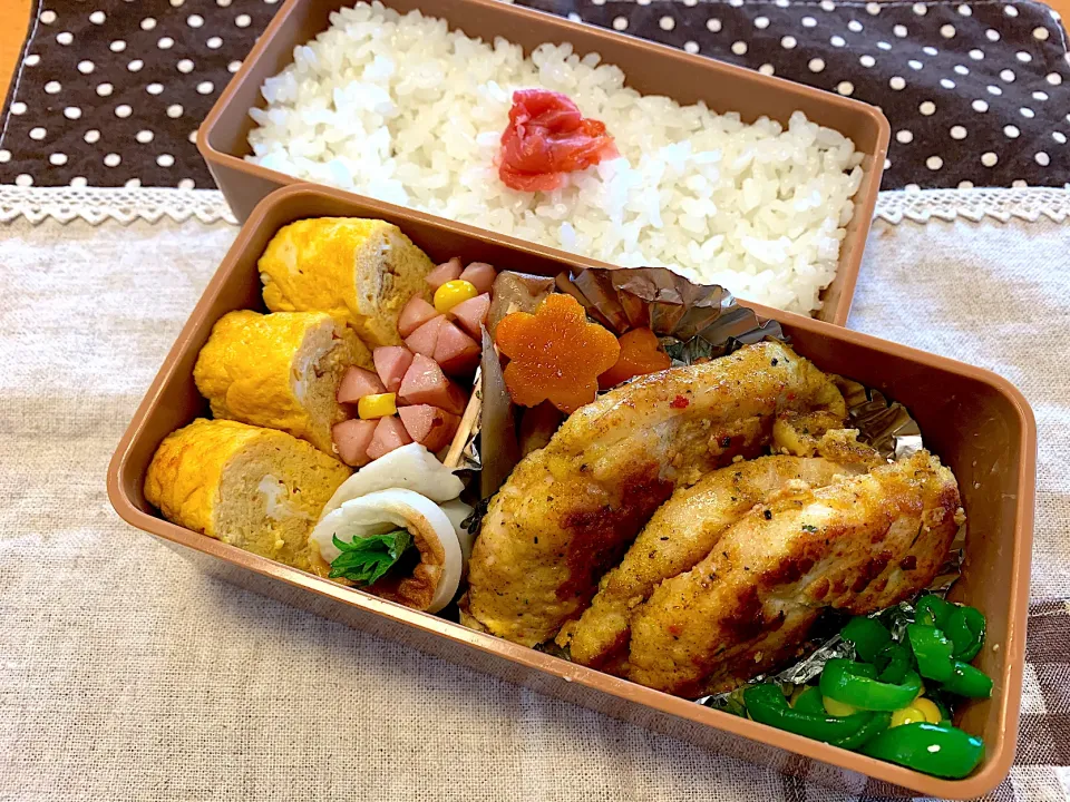 Snapdishの料理写真:とりかつ🐓卵焼き🥚ウインナー🌸無限ピーマン♾🫑大根煮物✨竹輪しそ巻😆🍚|あやこさん