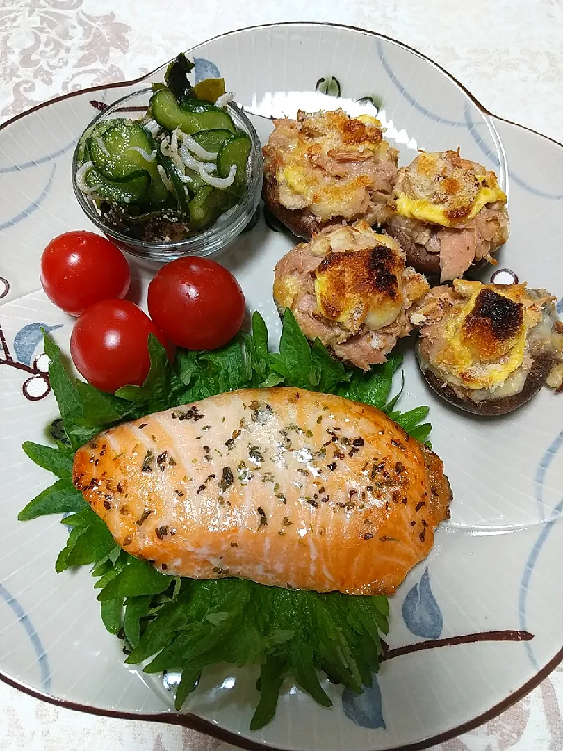 ☆今日の晩ごはん☆　鮭の香草焼き　椎茸グラタン　酢の物|hamamaさん