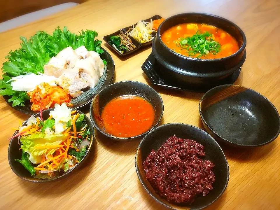 Snapdishの料理写真:韓国料理ポッサムと牡蠣スンドゥブ定食|まさごっちさん