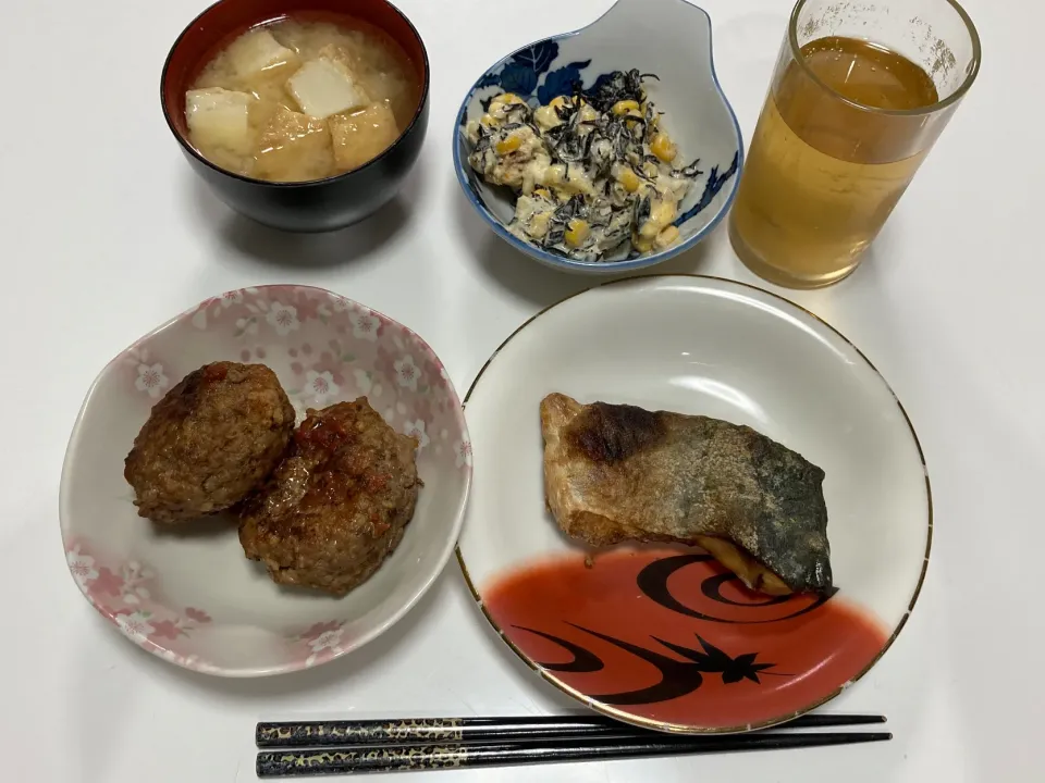 晩御飯。🌟煮込みハンバーグ🌟つばすの塩焼き🌟ツナマヨサラダ（ひじき、コーン、茹で卵）🌟みそ汁（大根、厚揚げ）|Saharaさん