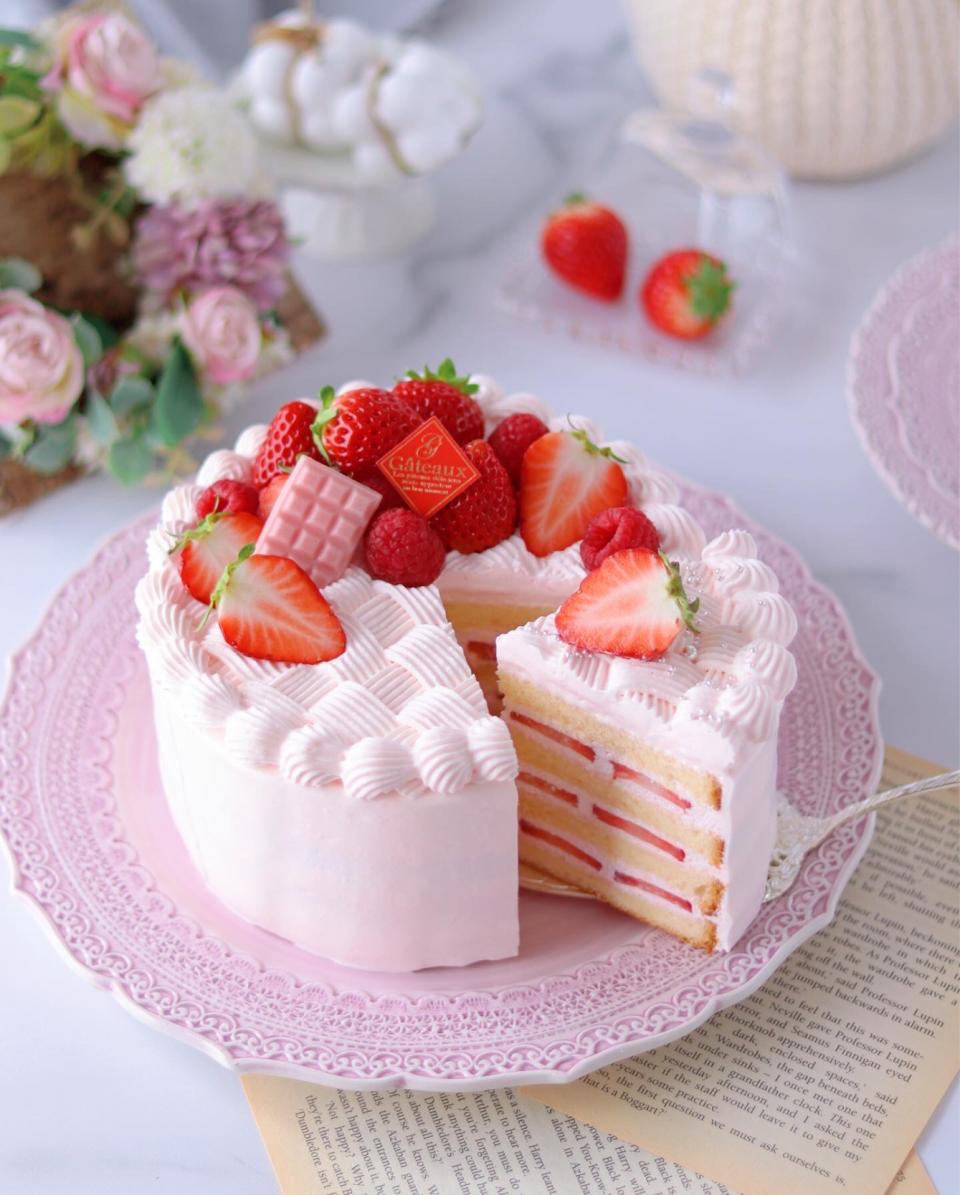 ピンクの皿に盛られたいちごのケーキ