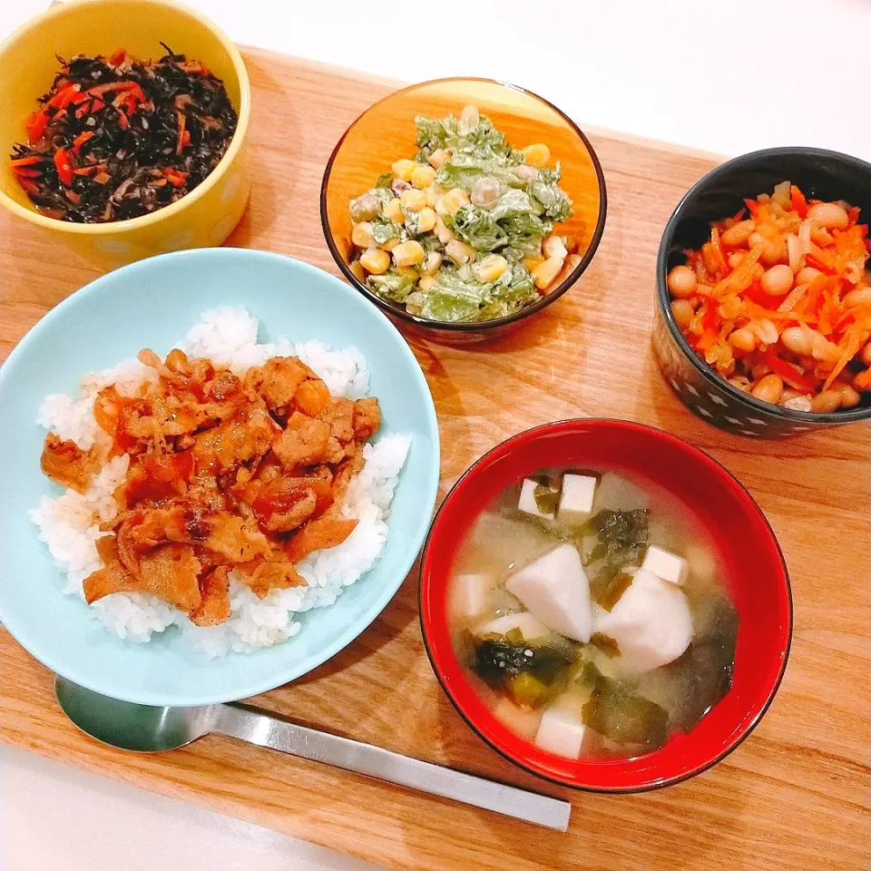 豚丼、わかめの味噌汁、切り干し大根、マヨサラダ、ひじき煮|nikotan.syさん