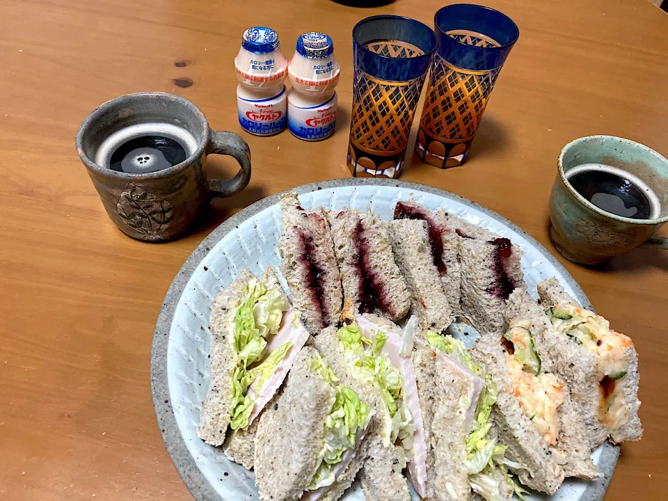 朝焼きライ麦食パン🍞でサンドイッチ3種の朝ごパン🤤|さくたえさん