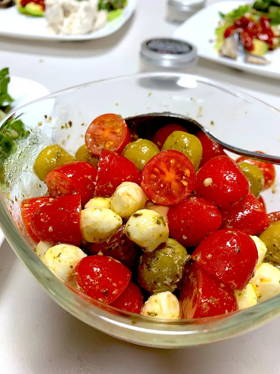 Snapdishの料理写真:Green Olive, Tomato and Mozzarella Salad with Basil Pesto|gonbenさん