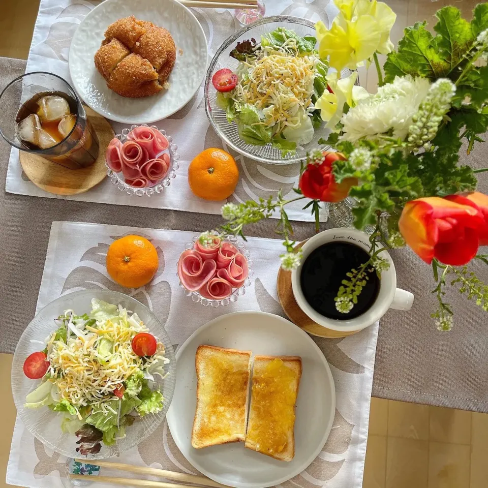 1/29❤︎休日モーニング✨🍃

・みかんバタートースト（乃が美食パン）
・野菜カレーパン
・ボロニアハム
・チーズサラダ|Makinsさん