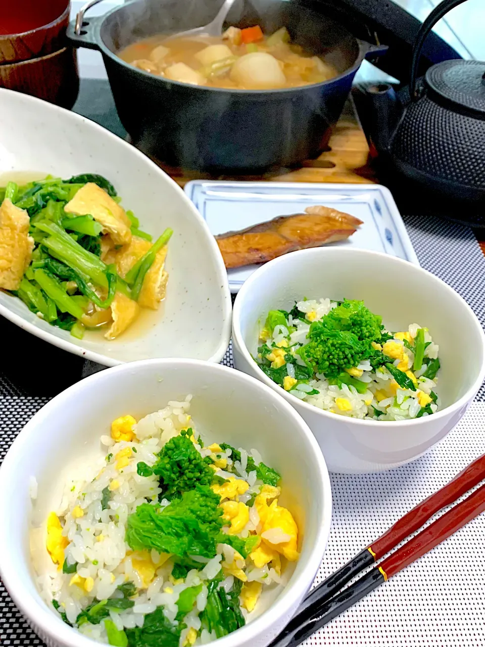 Snapdishの料理写真:アッチさんの料理 菜の花ごはんとカブの味噌汁|シュトママさん