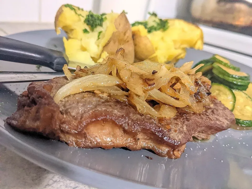 Snapdishの料理写真:Steak && Baked potatoes and chives with a side of zucchini !! 🍽️|Jaymee Leeさん