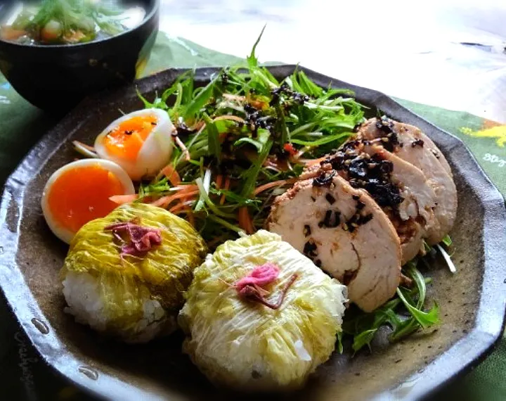 おぼろ昆布のおむすびと鶏のお茶煮|くまちゃんさん