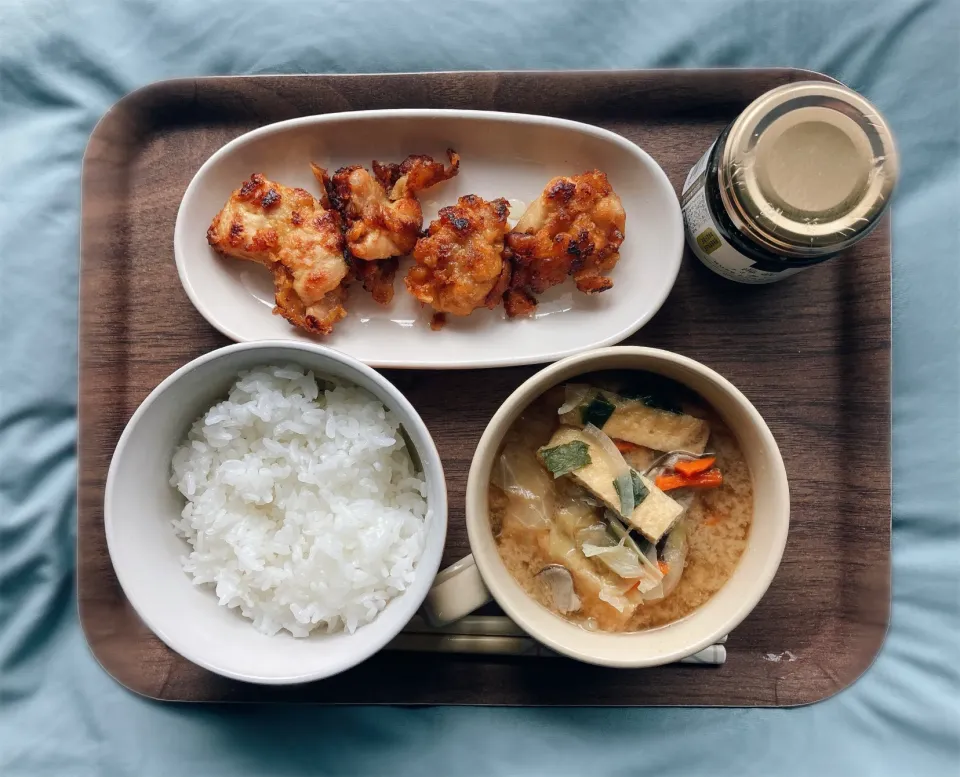 甘こうじ唐揚げと具沢山味噌汁で少し早めのお昼ご飯🍚|gunlove❤さん