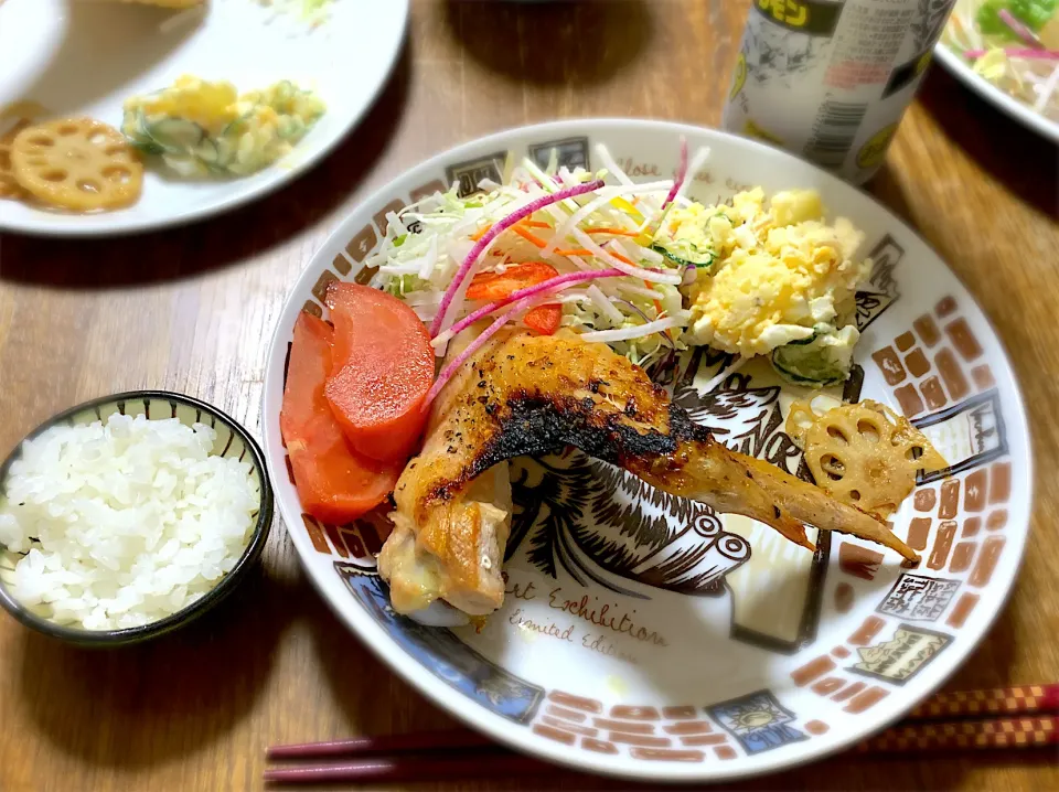 手羽先、手羽元のグリル・ポテトサラダ・野菜サラダ・蓮根のきんぴら・中華スープ・ご飯|ちびろ菌さん