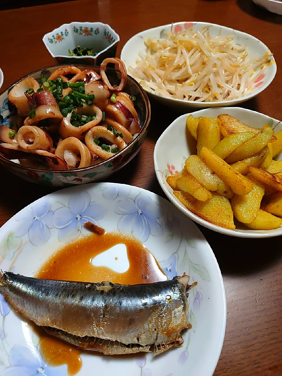 イワシの煮付け
ヤリイカ醤油バター炒め
もやしサラダ
フライドポテトカレー味
ほうれん草胡麻和え|ぱやさん