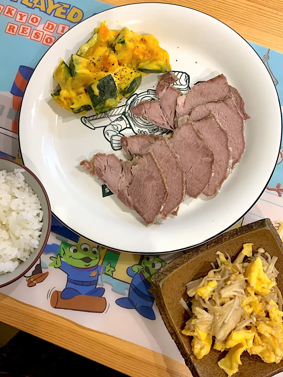 ・豚肉の塩釜焼き　・かぼちゃのホットチーズサラダ　・えのきの卵炒め|ぺろたんさん