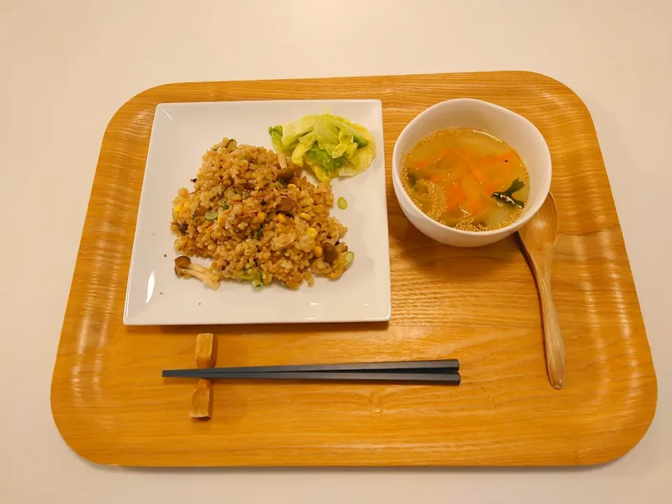 今日の夕食　ツナと粉チーズの焼き飯、わかめスープ|pinknari🐰🌈さん